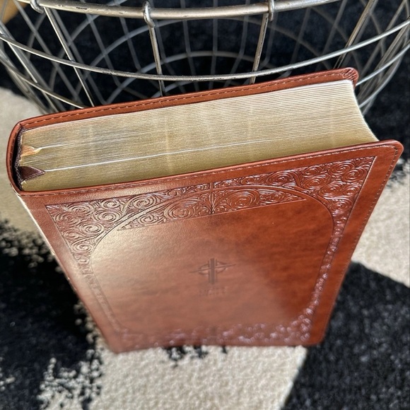 *NIB* CATHOLIC BIBLE Revised Edition Large Print in Brown Leathersoft - Picture 9 of 9